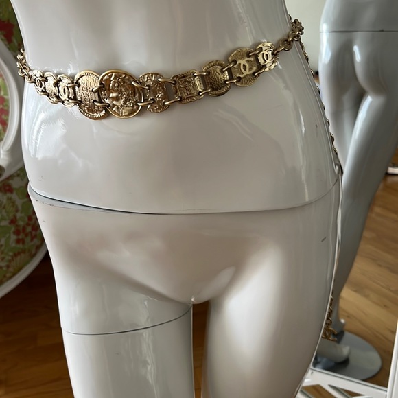 Authentic Chanel fabulous reversible coin belt worn only twice need to eliminate - Picture 7 of 11